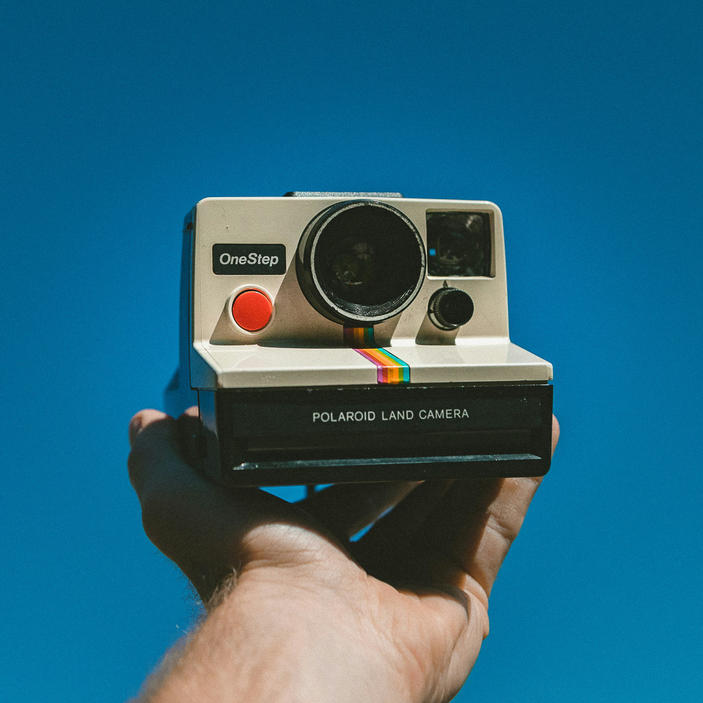 Une photo d'un polaroïd tenu par une main.