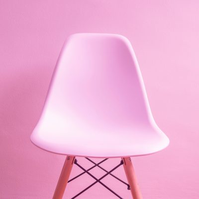 Chaise rose Photo d'une chaise rose sur fond rose.